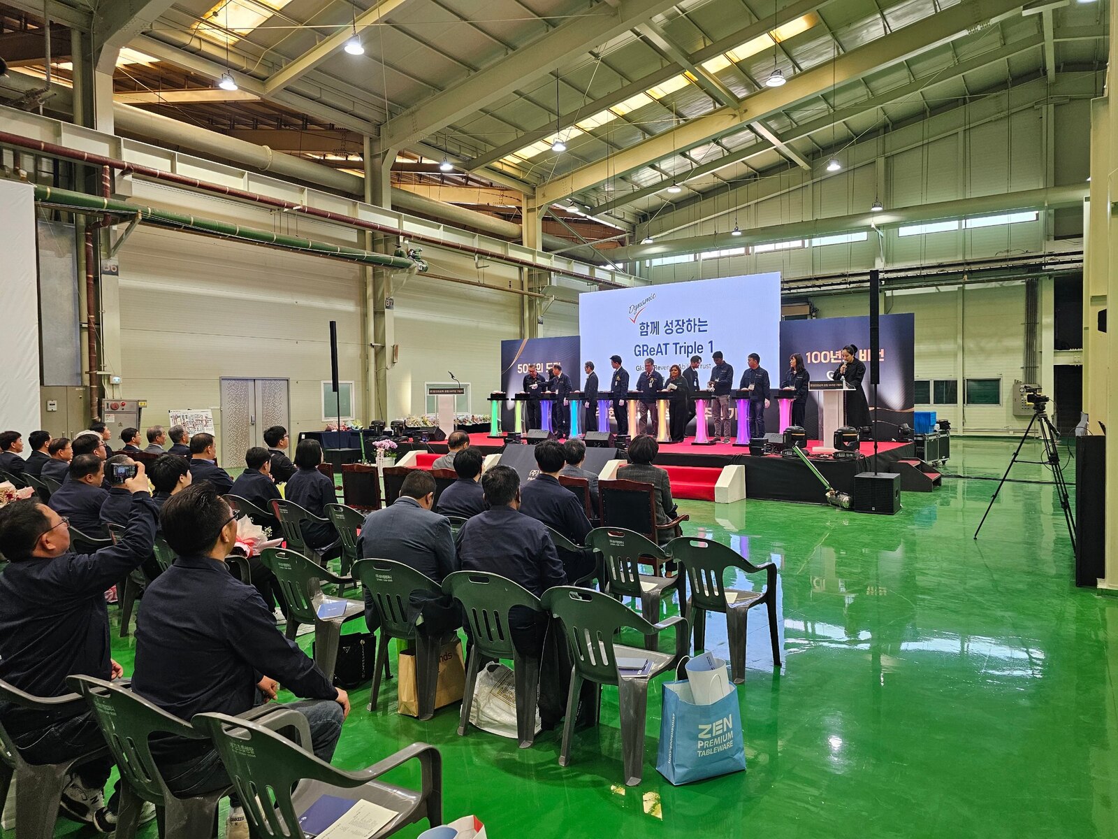 공장 내부에 마련된 창립기념일행사 무대와 객석
